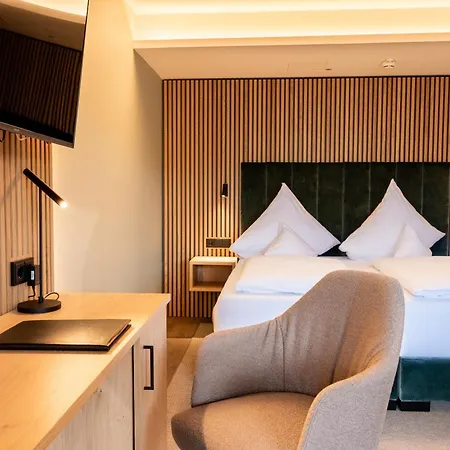 Bayerischer Hof Hotel 4*